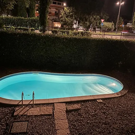 Con Piscina E Giardino Privati شقة